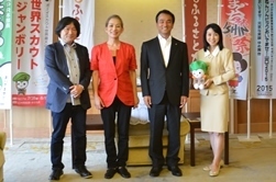 左から品川さん、藤田さん、村岡知事、西村さんの写真