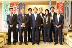 大田選手らと記念撮影する村岡知事の写真