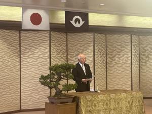 秋の叙勲伝達式で祝辞を述べる柳居議長