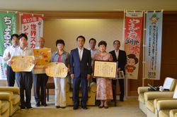 受賞者と記念撮影する村岡知事の写真