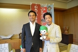 記念撮影する岡本さんと村岡知事の写真