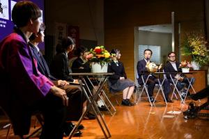 高校生とのパネルディスカッションをする村岡知事の写真