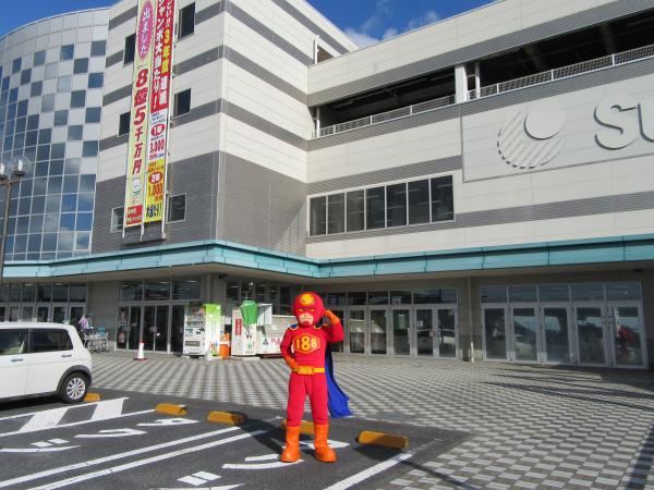 サンリブ下松で啓発する188マンの様子