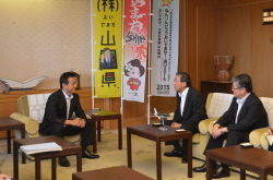 松石社長と歓談する村岡知事の写真