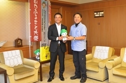 記念撮影する陣内さんと村岡知事の写真