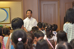 子どもたちを歓迎する村岡知事の写真