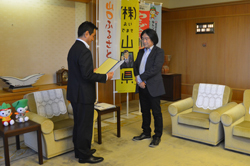 品川さんへ委嘱状を交付する村岡知事の写真