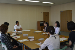 女性職員と意見を交換する村岡知事の写真