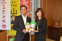 記念撮影する杉山さんと村岡知事の写真