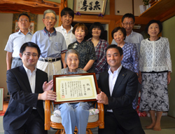 記念撮影をする村岡知事の写真