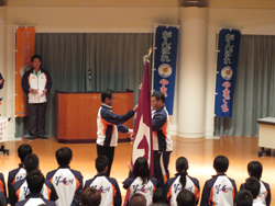 団旗を授与する村岡知事の写真