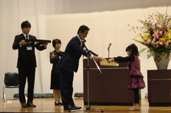 男女共同参画ポスターコンテスト入賞者を表彰する村岡知事の写真