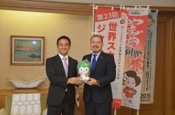 在大阪英国総領事と記念撮影する村岡知事の写真