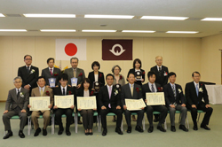 受賞団体と記念撮影する村岡知事の写真