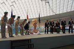 木製スカウトちょるる像の除幕を行う村岡知事の写真