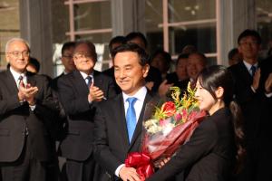 花束を受け取る村岡知事の写真
