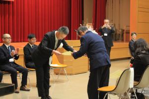 山口県統計功労者表彰（知事表彰）　賞状授与