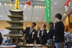 会場を視察する村岡知事の写真