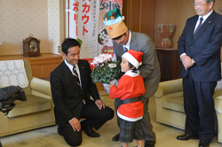 シクラメン鉢を受け取る村岡知事の写真