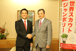 在大阪インドネシア共和国総領事と記念撮影する村岡知事の写真