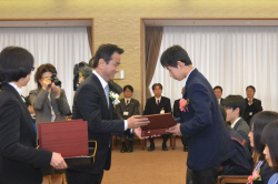 楯を授与する村岡知事の写真