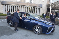 燃料電池自動車に試乗する村岡知事の写真