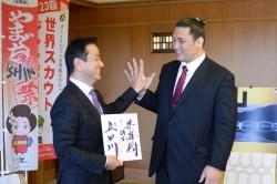 立田川さんと手の大きさを比べる村岡知事の写真