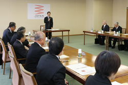 あいさつする村岡知事の写真