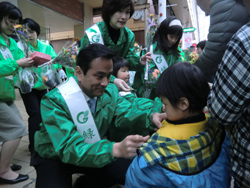募金活動を行う村岡知事の写真