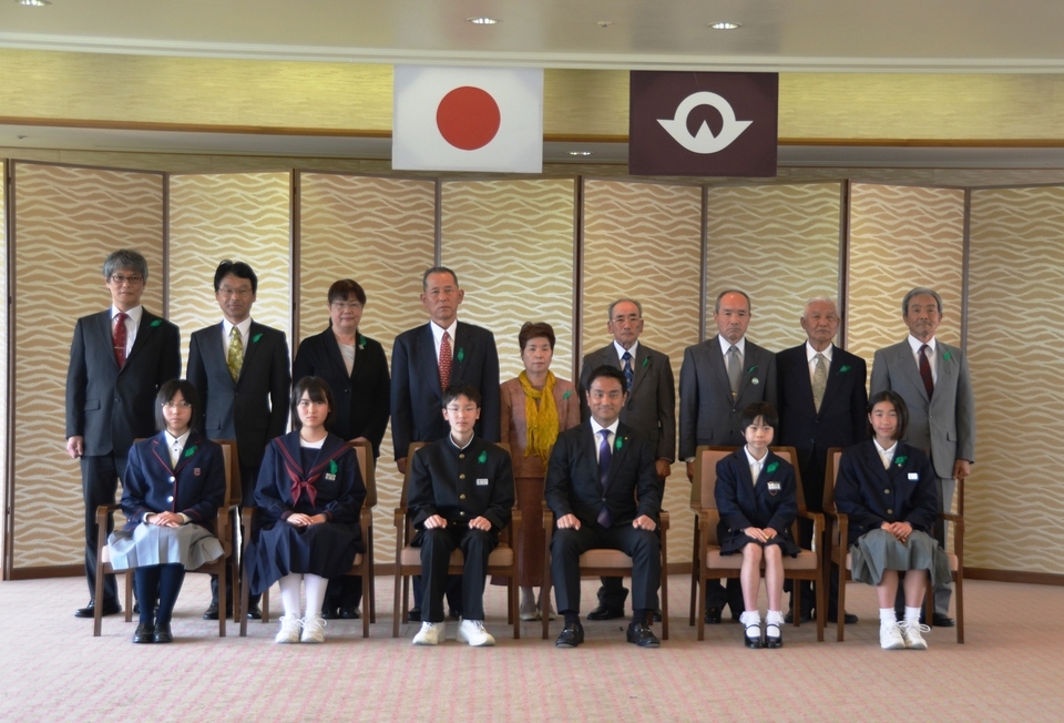 受賞者と記念撮影する村岡知事の写真