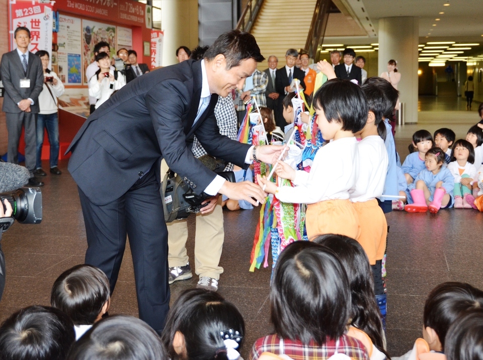 園児にミニこいのぼりをプレゼントする村岡知事の写真