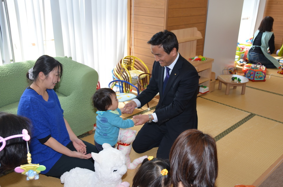乳幼児とふれあう村岡知事の写真