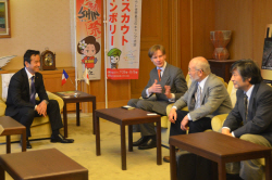 在京都フランス総領事と会談する村岡知事の写真