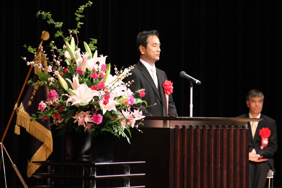 出席者の意見を聞く村岡知事の写真