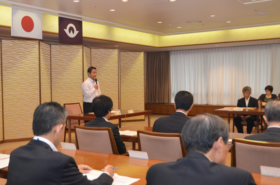 山口県防災会議の会長としてあいさつする村岡知事の写真