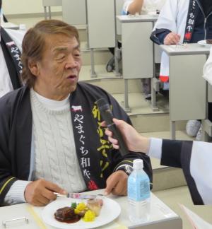 やまぐち和牛燦を試食する長州力さん