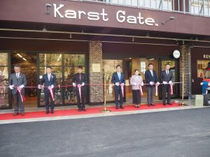 テープカットを行う村岡知事の写真