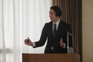 プレゼンテーションを行う若手職員の写真