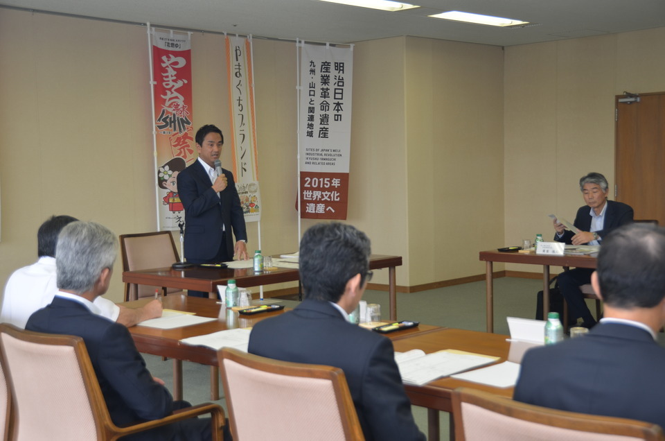 あいさつをする村岡知事の写真