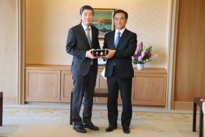 記念撮影する村岡知事の写真