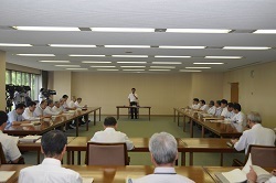 会議に臨む村岡知事の写真