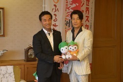 山川哲さんと記念撮影する村岡知事の写真