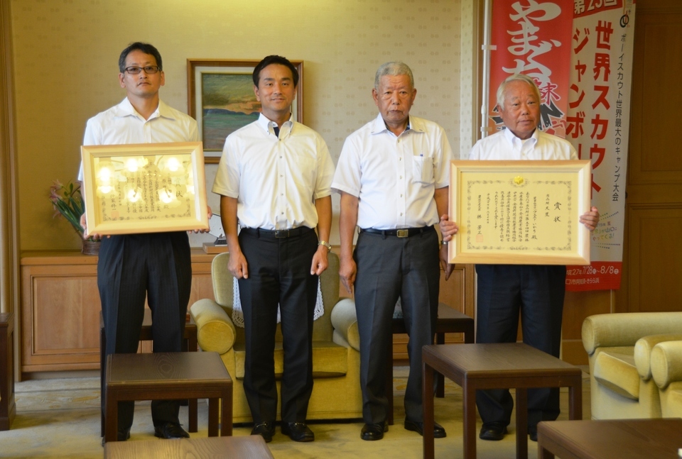 受賞者とともに記念撮影する村岡知事の写真