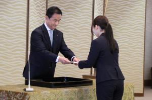 辞令を交付する村岡知事の写真