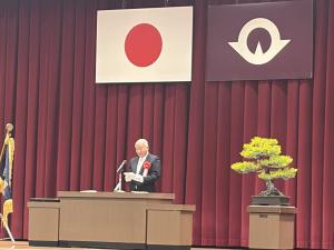 周防大島高等学校で祝辞を述べる柳居議長