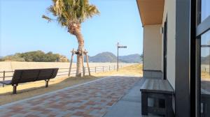 海洋プラスチックリボーンベンチ(道の駅サザンセトとうわ)