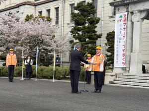 メッセージを伝達する村岡知事の写真