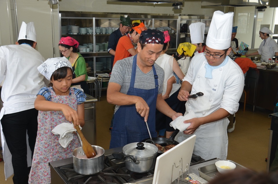 料理をする村岡知事