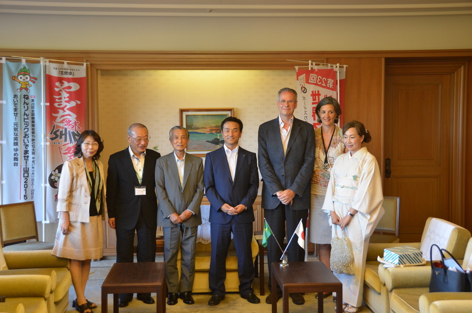 在日ブラジル連邦共和国特命全権大使と記念撮影する村岡知事