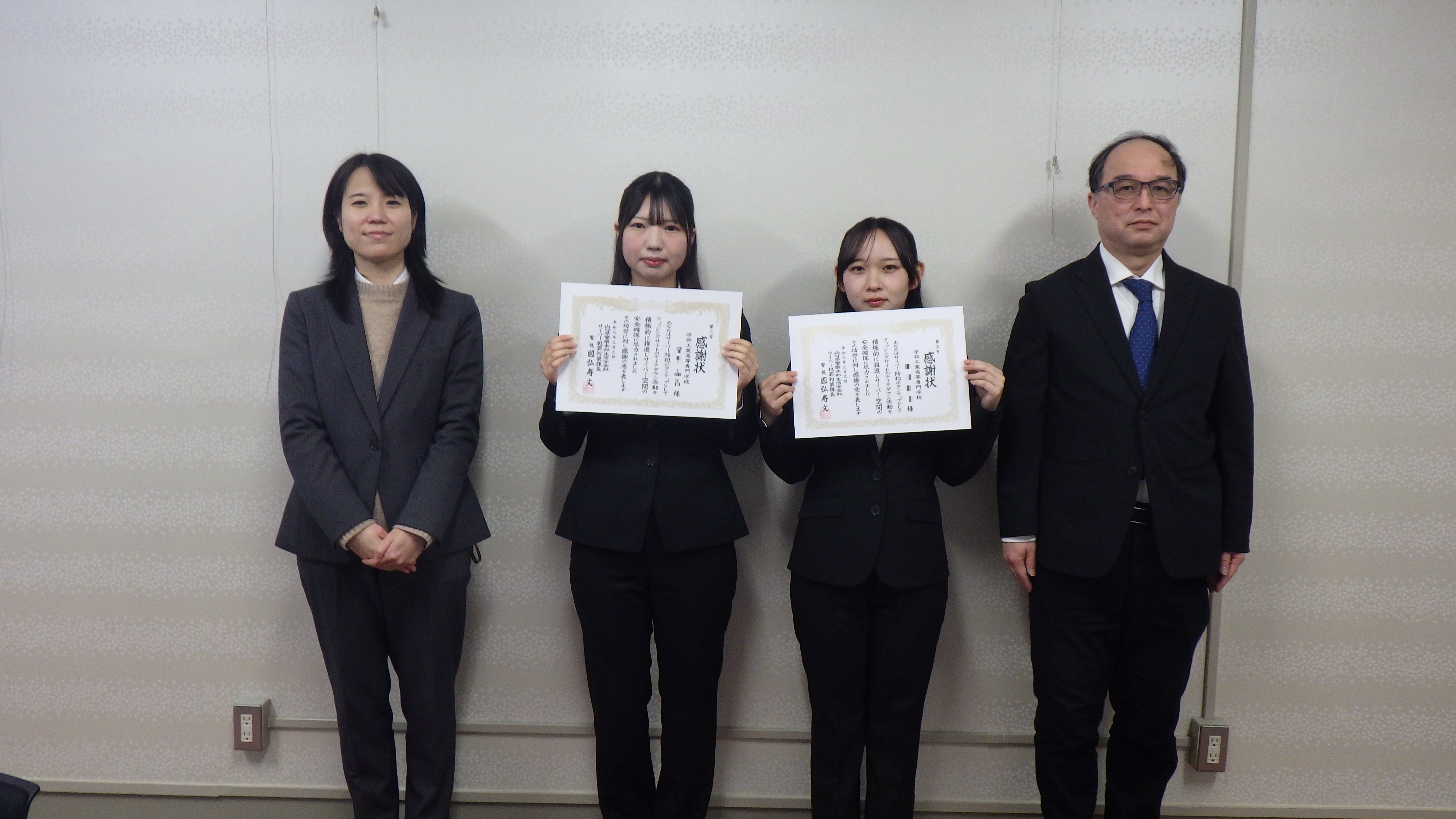 宇部工業高等専門学校における感謝状贈呈式写真